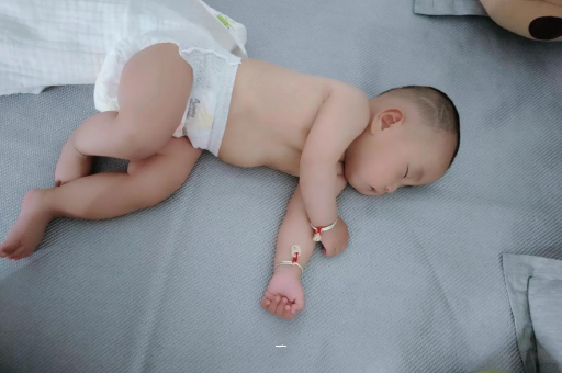长沙供卵代怀宝宝胳膊上起红疙瘩